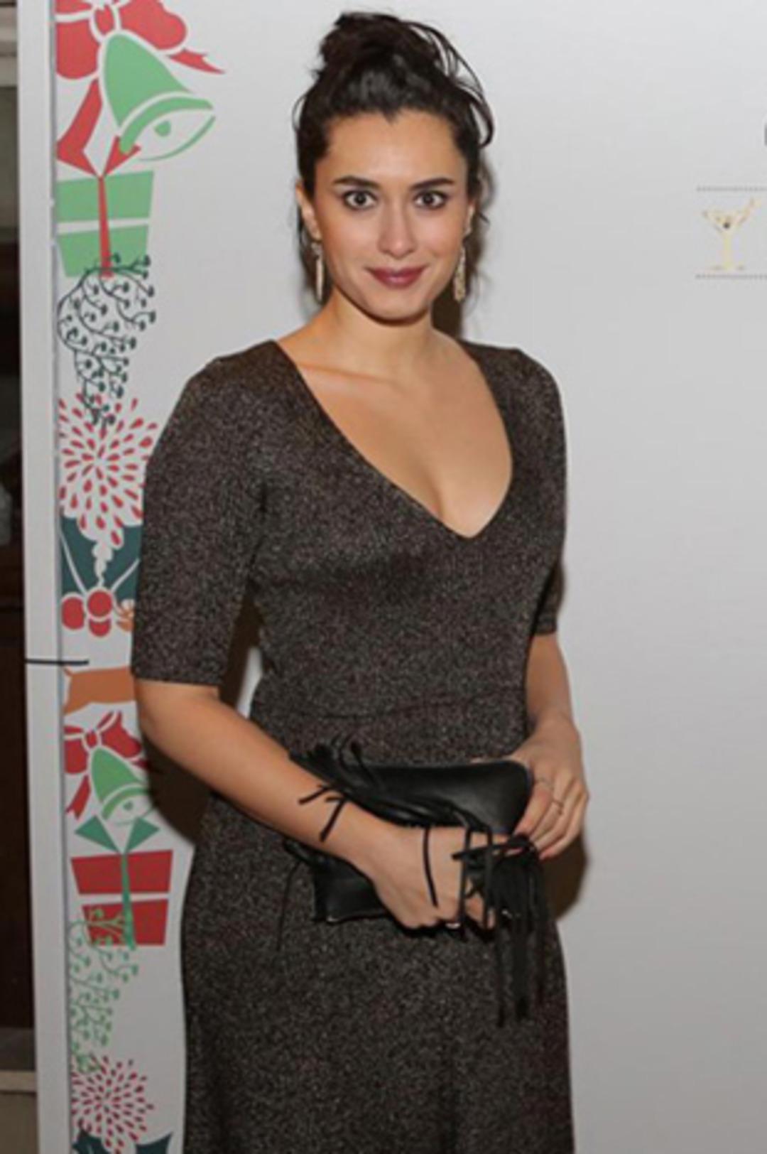 Hande Doğandemir derin dekoltesiyle nefeskesti