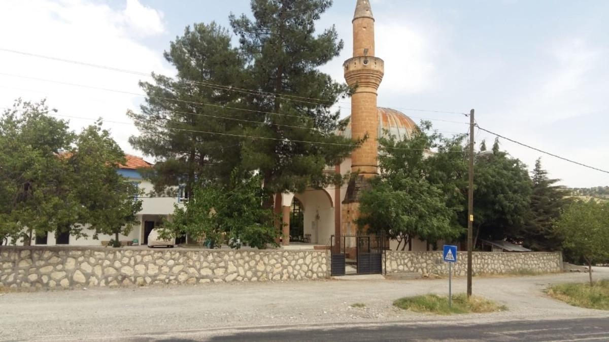 Depremde minarenin taşları ayrıldı