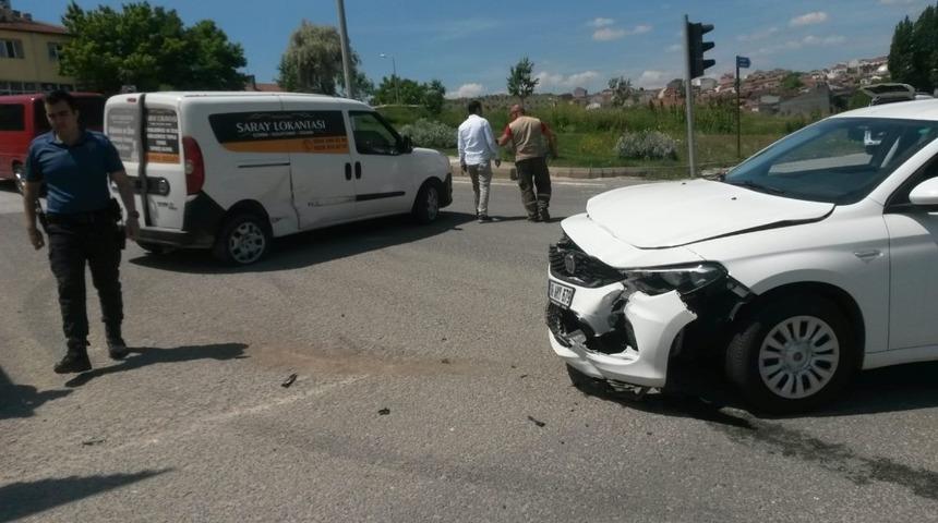 Kamyonet ile otomobil &ccedil;arpışması sonucu 1 kişi yaralandı