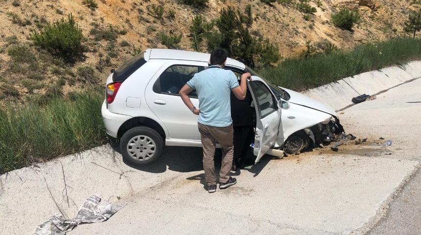 Otomobil su kanalına &ccedil;arptı; 1 yaralı