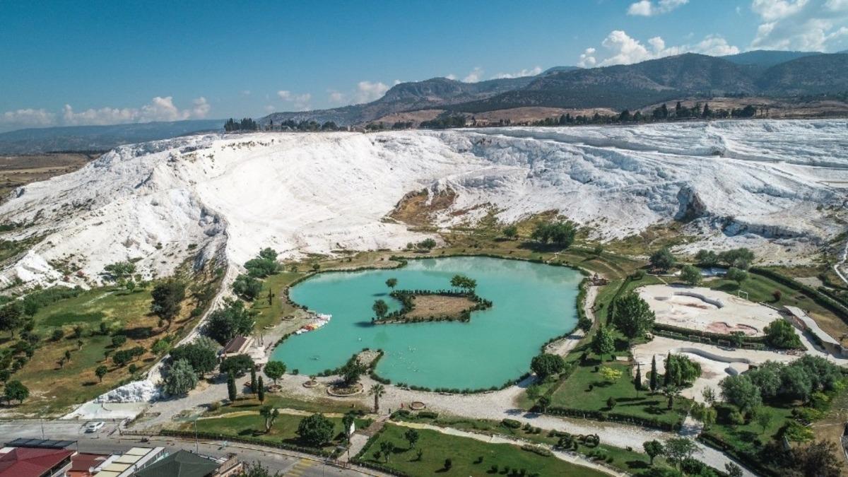 D&uuml;nyaca &uuml;nl&uuml; Pamukkale&rsquo;den yaklaşık 400 kamyon &ccedil;amur &ccedil;ıkartıldı