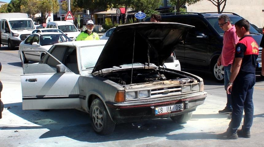 Seyir halindeki ara&ccedil; alev aldı