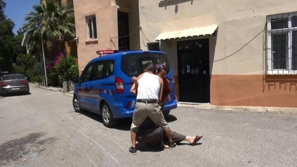 Eski muhtar evinde &ouml;l&uuml; bulundu, ablası sinir krizi ge&ccedil;irdi