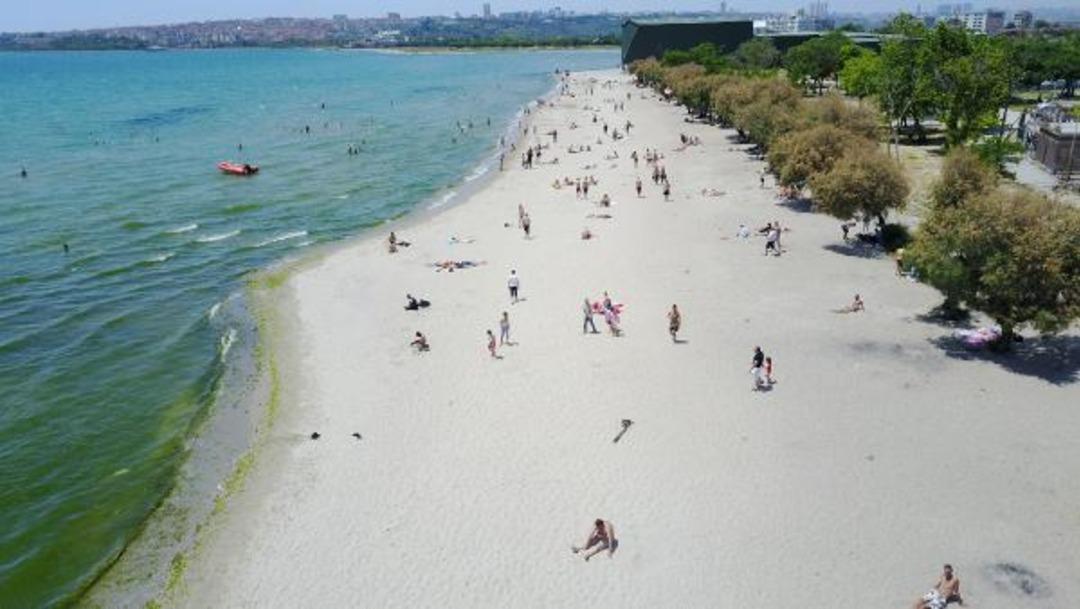 İstanbul'da plaja akın ettiler: Kum bizi korur