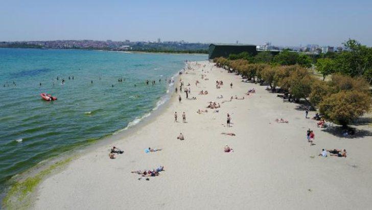 İstanbul'da plaja akın ettiler: Kum bizi korur G2