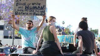 Ireland Baldwin protestoculara yiyecek ve su dağıttı