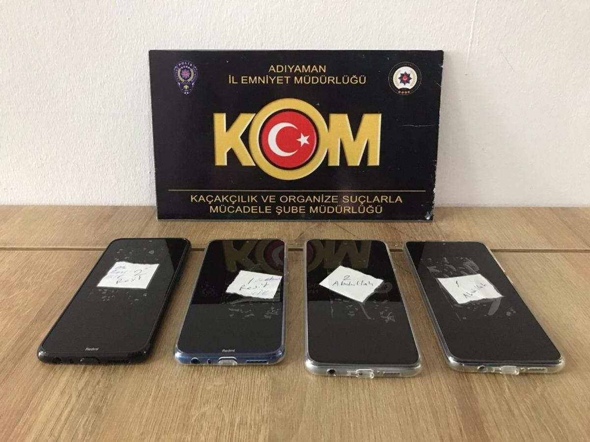 Ka&ccedil;ak cep telefonları ve nargile t&uuml;t&uuml;n&uuml; ele ge&ccedil;irildi