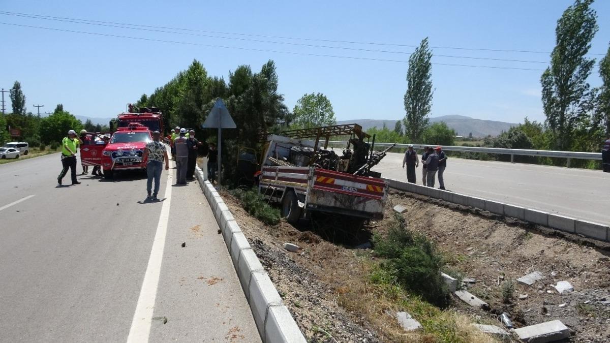 Devrilen kamyonda can pazarı