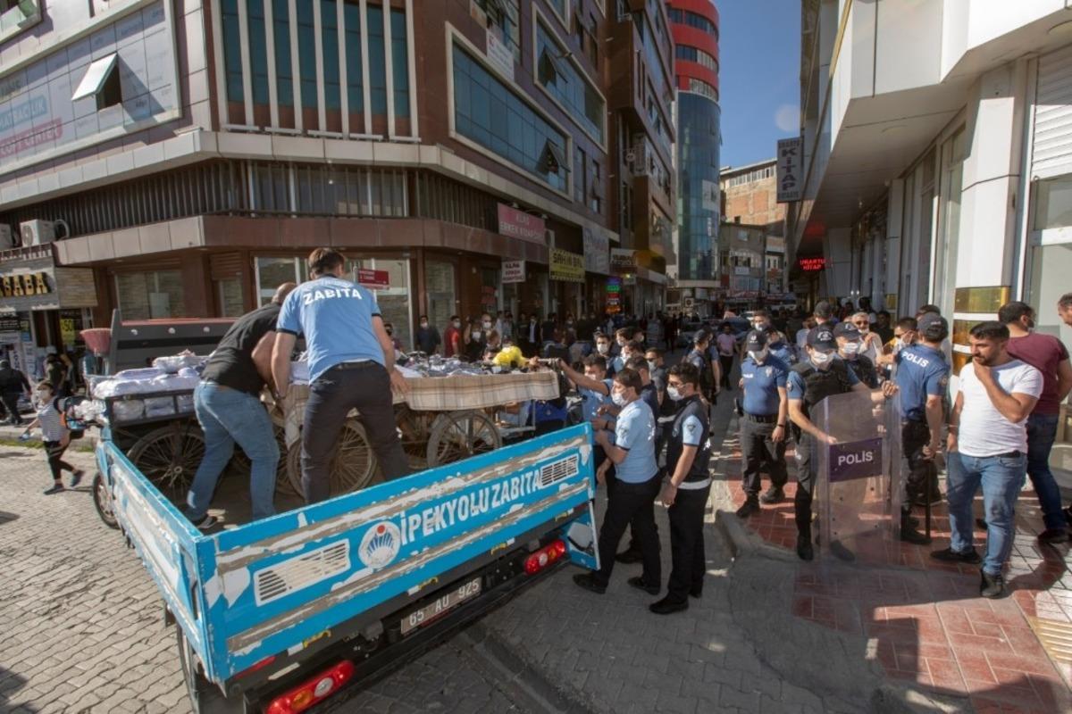 Zabıtadan kaldırım işgaline ve seyyar satıcılara y&ouml;nelik denetim