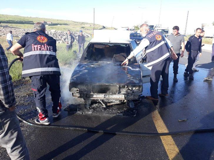 Seyir halindeki araç alev alev yandı G4