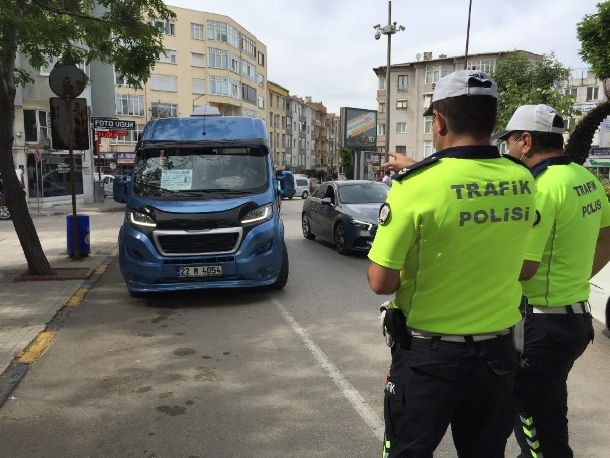 Kapasite denetimi yapılan minib&uuml;sler boş geldi, maske takmayanlar y&uuml;zlerini gizledi