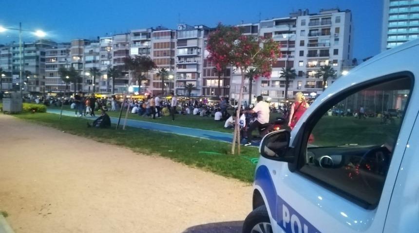 İzmir polisinden, yoğun sosyal mesafe ve maske mesaisi