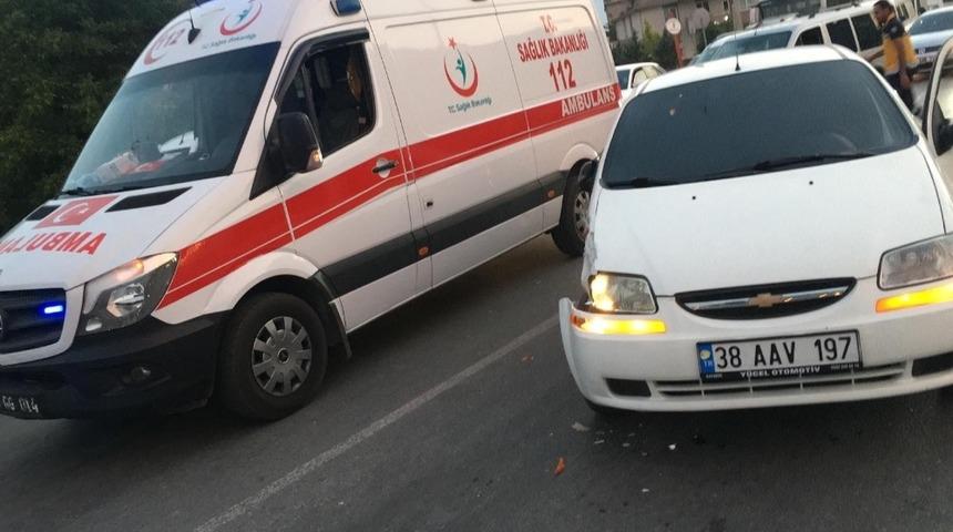 Direksiyon hakimiyeti kaybolan ara&ccedil; ambulansa &ccedil;arptı