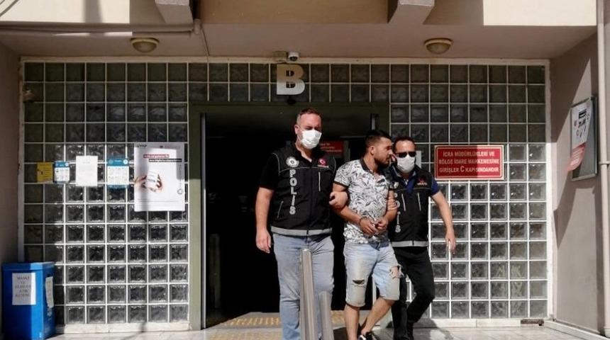 Uyuşturucu ka&ccedil;ak&ccedil;ıları kılık değiştirdi ama yine de polisten ka&ccedil;amadı