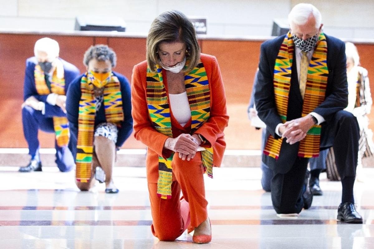 ABD Temsilciler Meclisi Başkanı Pelosi, George Floyd i&ccedil;in diz &ccedil;&ouml;kt&uuml;