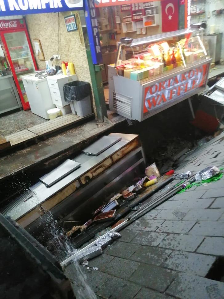 Ortaköy'de kumpircilerin olduğu sokakta çökme G3