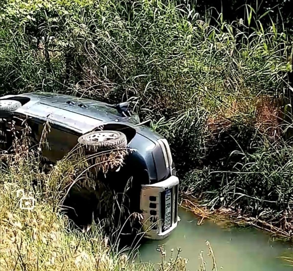 Aracına giren arı y&uuml;z&uuml;nden dereye yuvarlandı