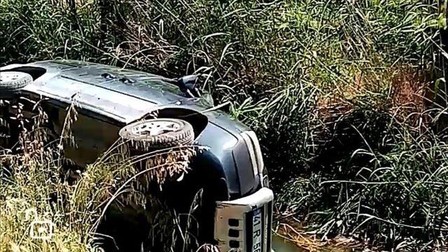 Aracına giren arı yüzünden dereye yuvarlandı