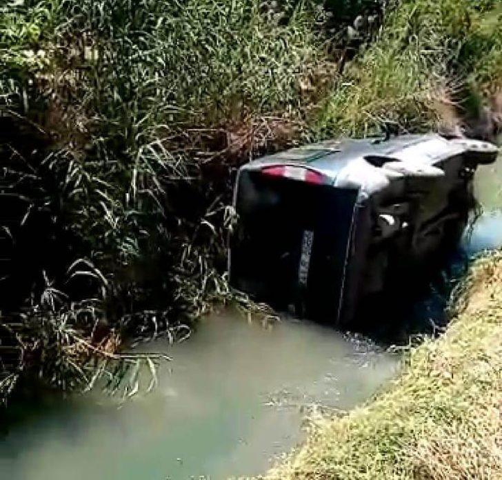 Aracına giren arı yüzünden dereye yuvarlandı G2