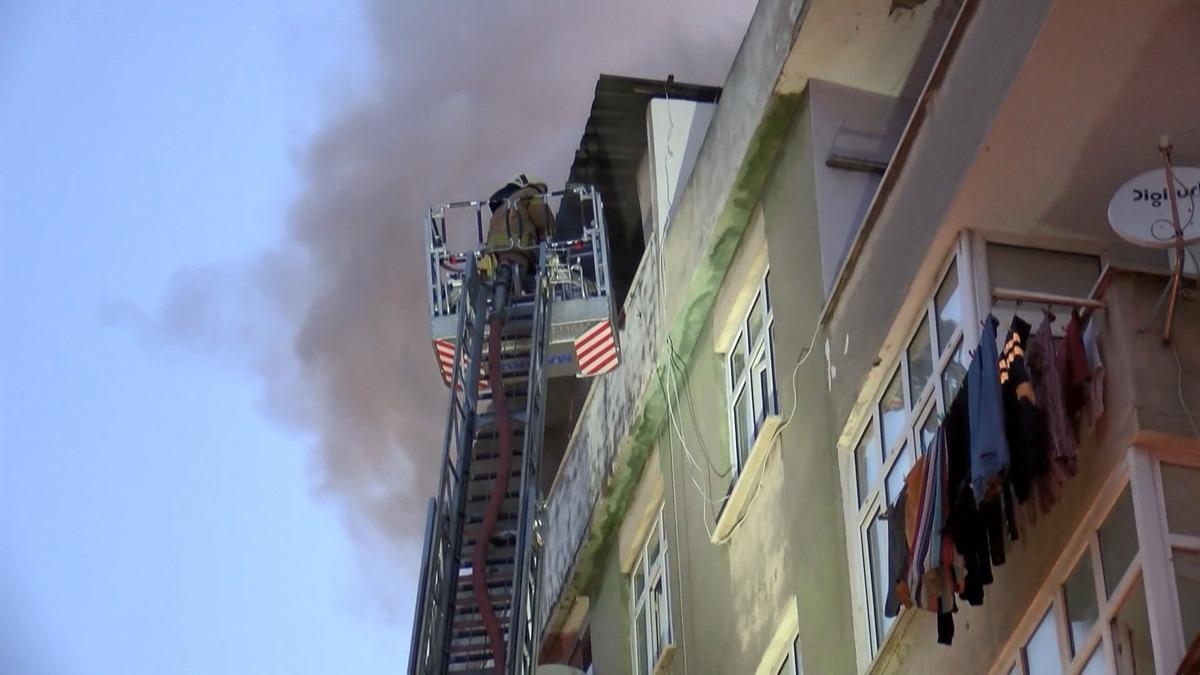 Esenler'de korkutan yangın! Vatandaş sokağa d&ouml;k&uuml;ld&uuml;