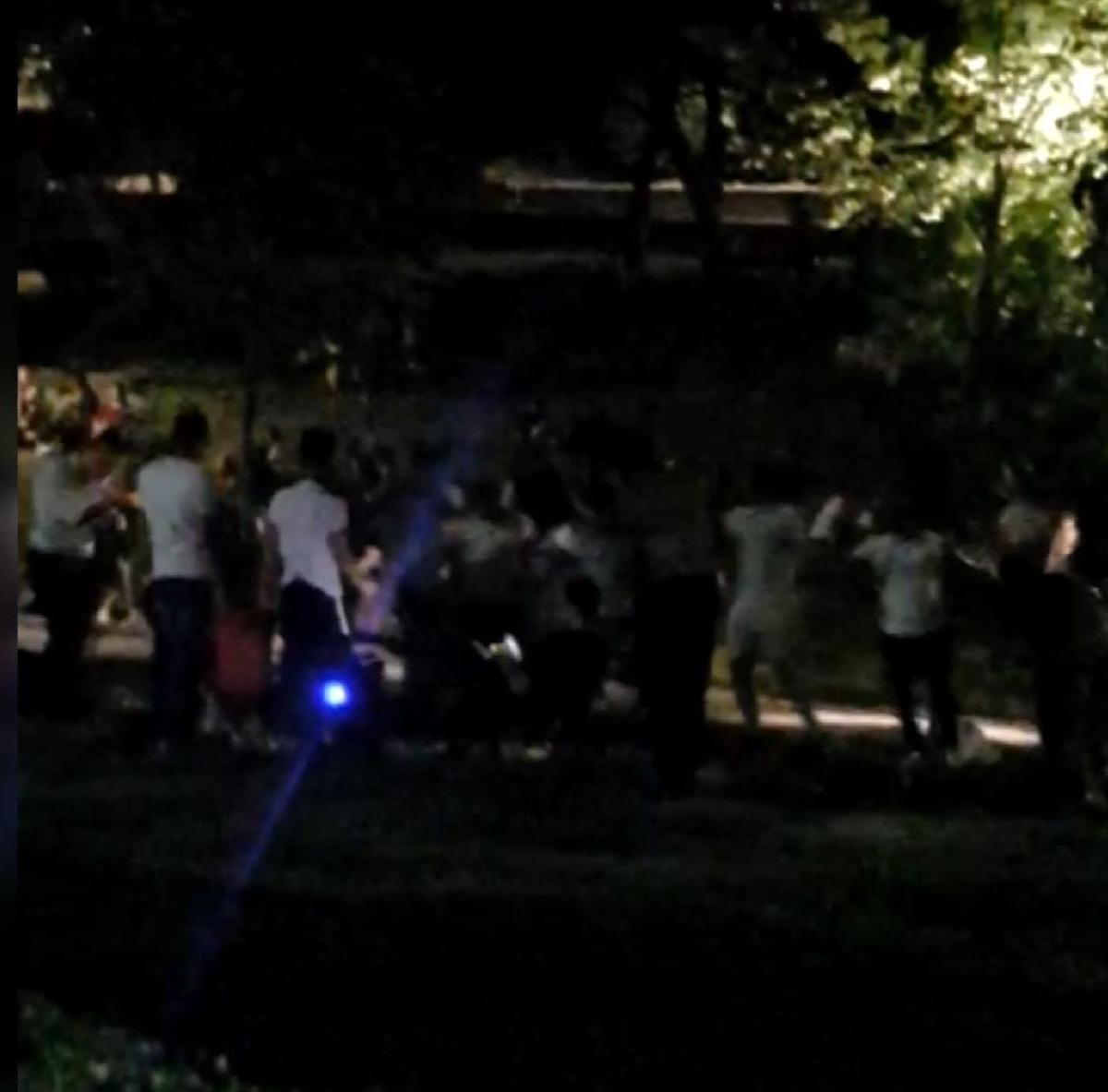 Ma&ccedil;ka Parkı'nda pes dedirten g&ouml;r&uuml;nt&uuml;! Koronavir&uuml;se aldırmadan halay &ccedil;ektiler