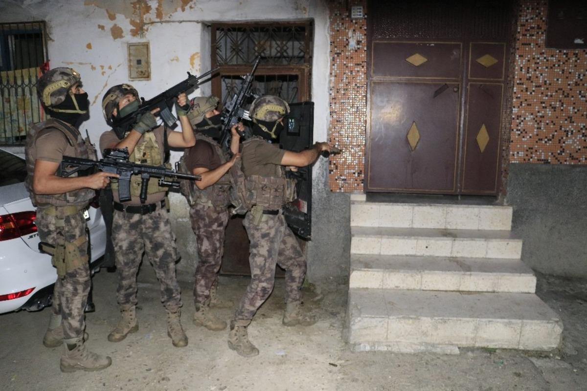 Adana'da şafak vakti uyuşturucu satıcılarına baskın