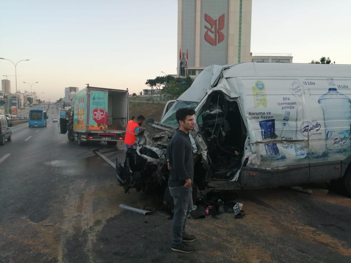 Maltepe'de kamyonet minib&uuml;se &ccedil;arptı: 1'i ağır 5 yaralı