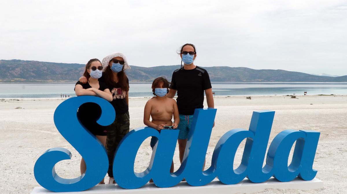 Yasak kalkınca Salda G&ouml;l&uuml;'ne ziyaret&ccedil;i yoğunluğu başladı