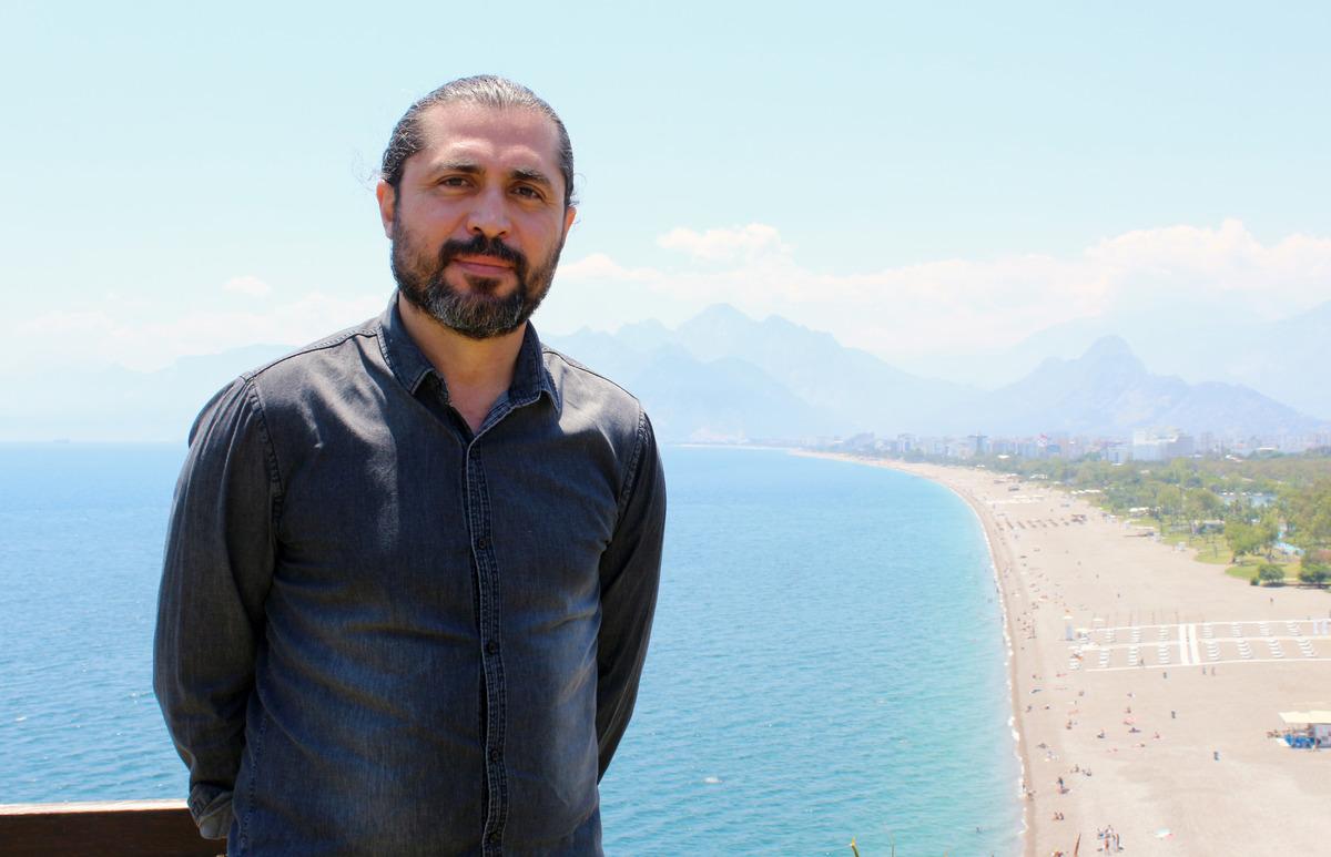 '7 b&uuml;y&uuml;kl&uuml;ğ&uuml;nde deprem bekleniyor' dedi ve Antalya'nın il&ccedil;elerini tsunami i&ccedil;in uyardı