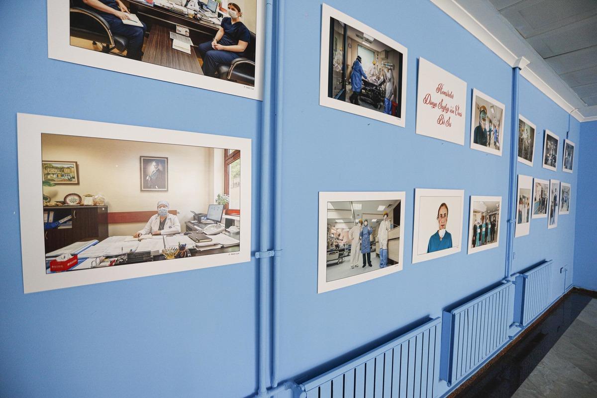 Koronavir&uuml;s ile m&uuml;cadeleyi anlatan fotoğraflar hastane duvarlarında