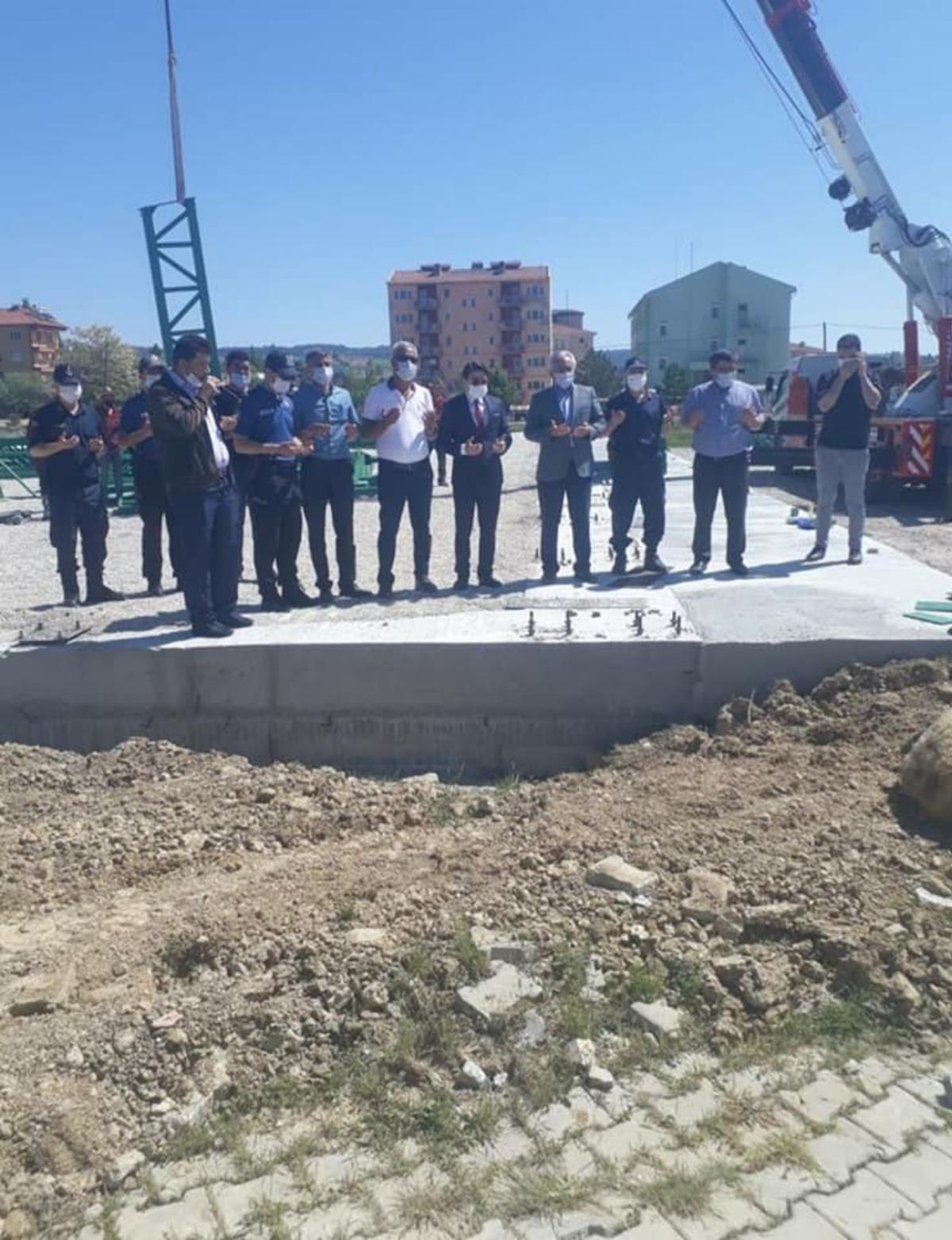 Halı saha inşaatı i&ccedil;in kurban kesildi dualar edildi