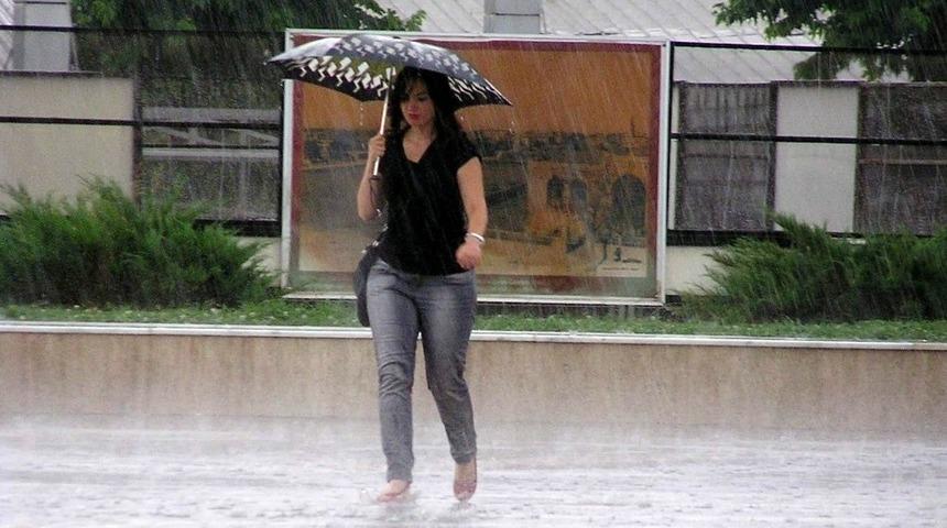 Doğu&rsquo;da g&ouml;k g&uuml;r&uuml;lt&uuml;l&uuml; sağanak yağış bekleniliyor