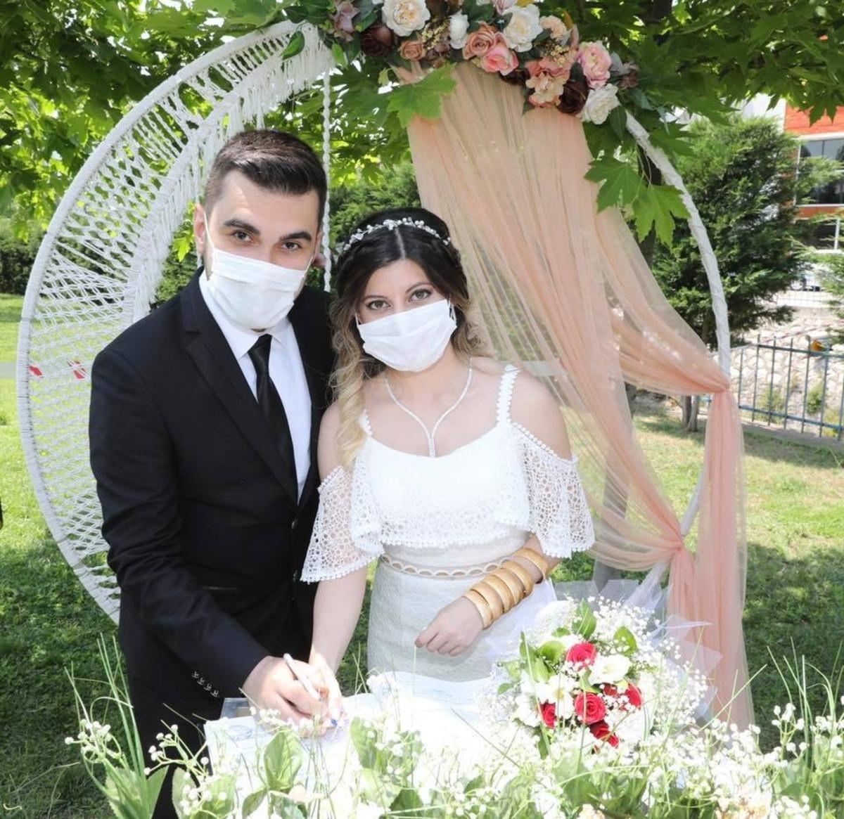 D&uuml;nya evine maskeleri ile girdiler