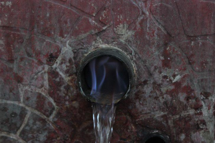 Bu çeşmeyi gören gözlerine inanamıyor! Alev alev yanıyor, sebebi ise... G1