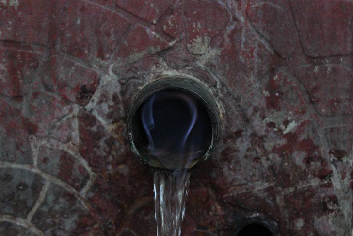 Bu çeşmeyi gören gözlerine inanamıyor! Alev alev yanıyor, sebebi ise... G2