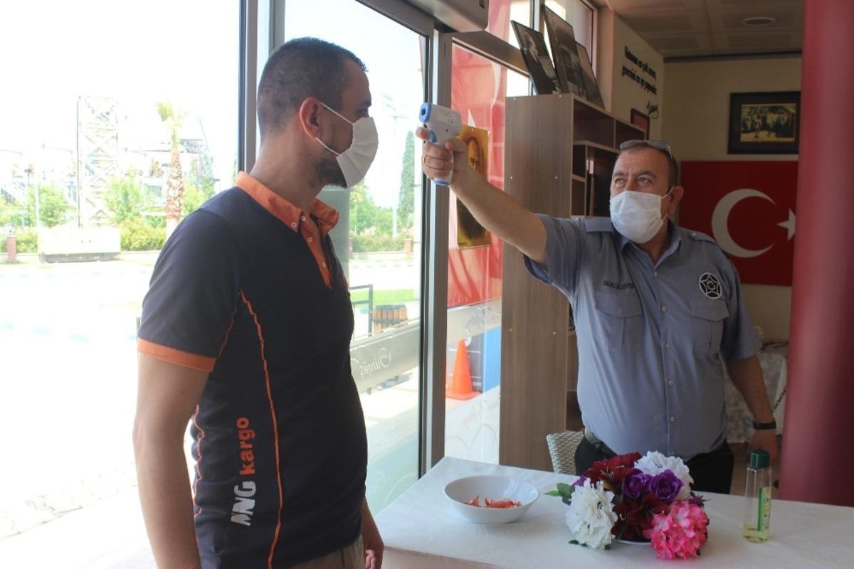 G&uuml;m&uuml;şkafe&rsquo;ye gelenlerin ateşi &ouml;l&ccedil;&uuml;l&uuml;yor