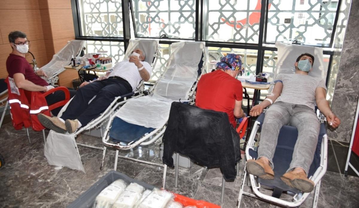 Kartepe Belediyesi personeli kan bağışını s&uuml;rd&uuml;r&uuml;yor