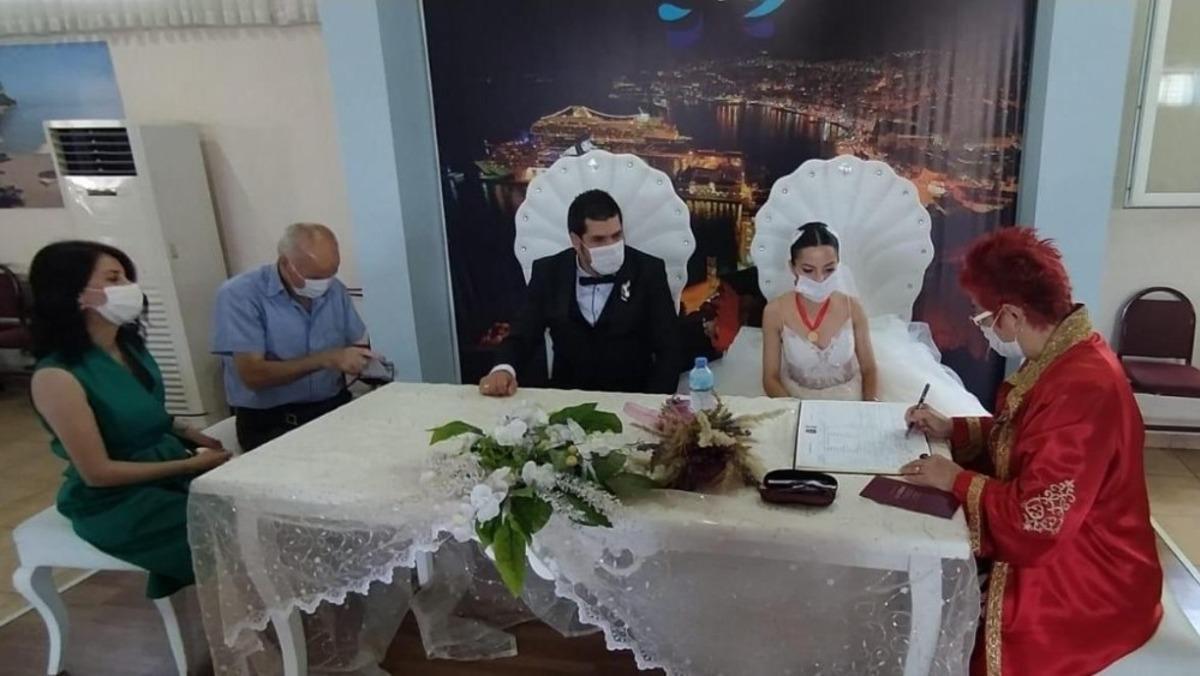 Pandemi s&uuml;recinde Kuşadası&rsquo;nda 126 nikah kıyıldı