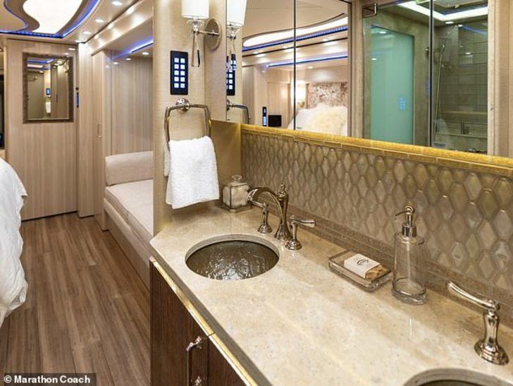 Justin Bieber ve Hailey Baldwin 1 milyon dolarlık tur otobüsüyle tatilde! G3