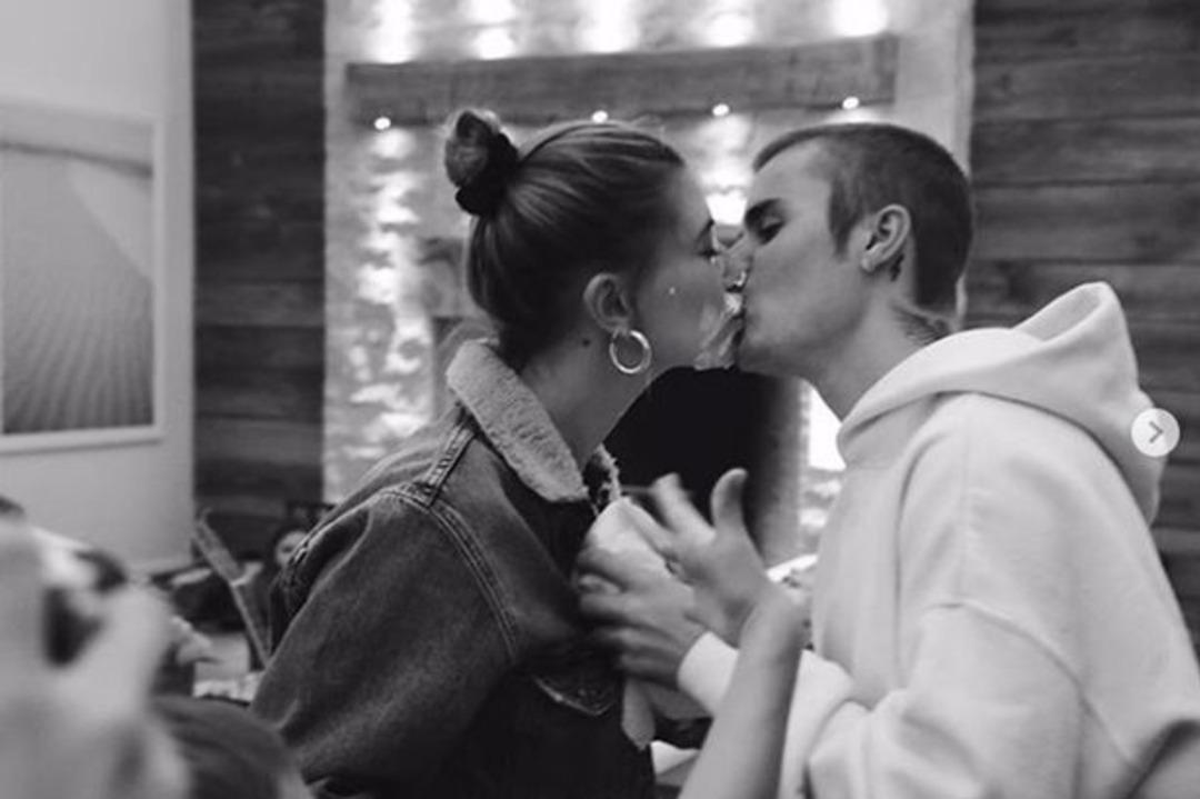 Justin Bieber ve Hailey Baldwin 1 milyon dolarlık tur otob&uuml;s&uuml;yle tatilde!