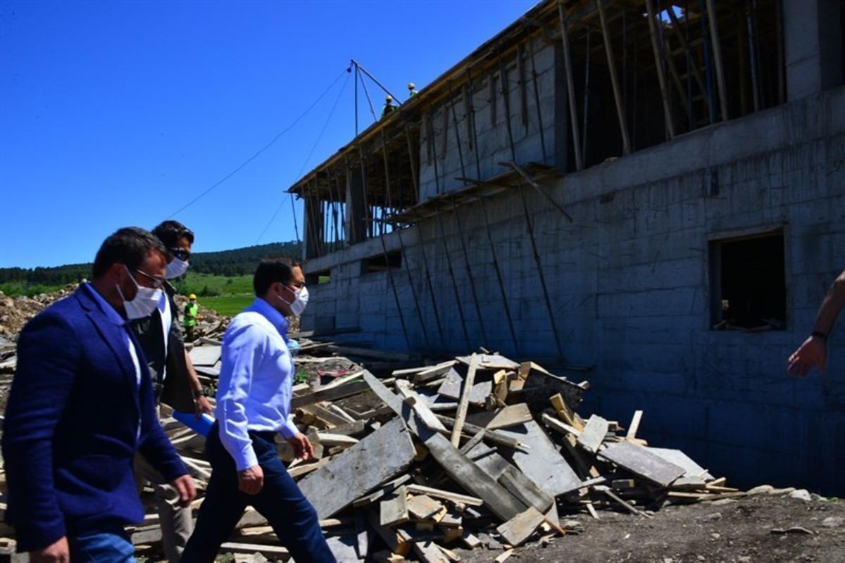 Vali Masatlı, Yalnız&ccedil;amda Kış Turizmi Alt Yapısının Geliştirilmesi Projesi kapsamında iki g&uuml;n&uuml;birlik tesis ve &ccedil;ocuk parkı inşaatını inceledi