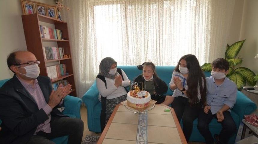 Down sendromlu gen&ccedil; kıza doğum g&uuml;n&uuml; s&uuml;rprizi