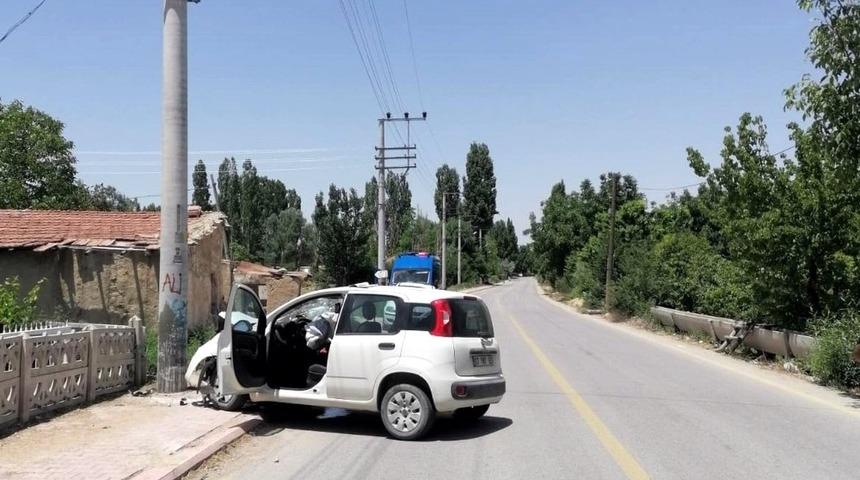 Otomobil direğe &ccedil;arptı: 1 yaralı