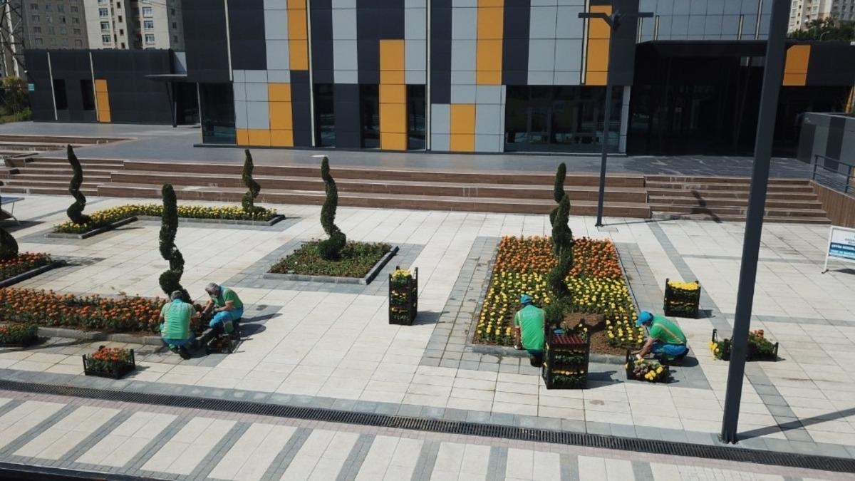 Başakşehir y&uuml;zbinlerce &ccedil;i&ccedil;ekle s&uuml;slendi