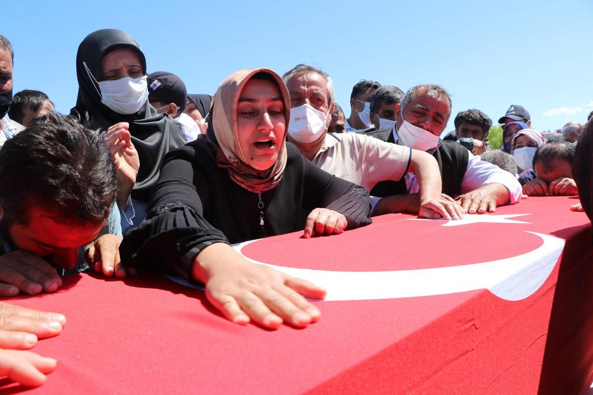 PKK'nın şehit ettiği iş&ccedil;iler, son yolculuklarına uğurlandı