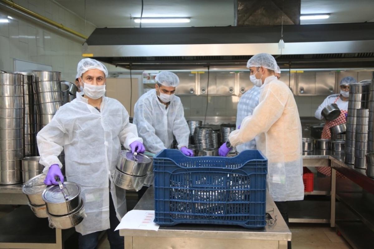 K&uuml;&ccedil;&uuml;k&ccedil;ekmece&rsquo;de her hafta 5 bin 790 porsiyon sıcak yemek