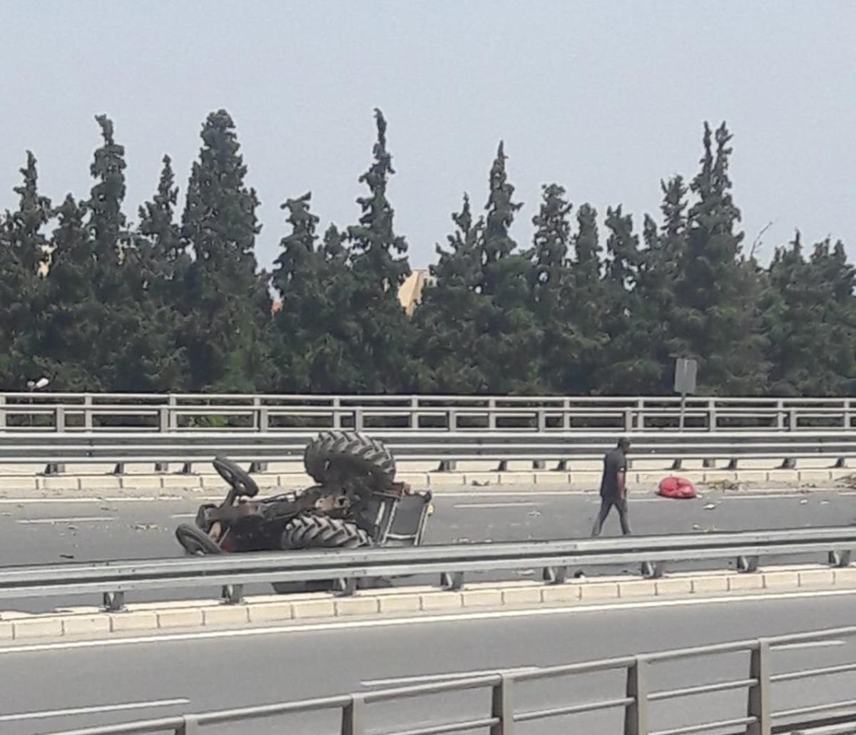 Kuşadası &ccedil;evre yolunda trakt&ouml;r devrildi