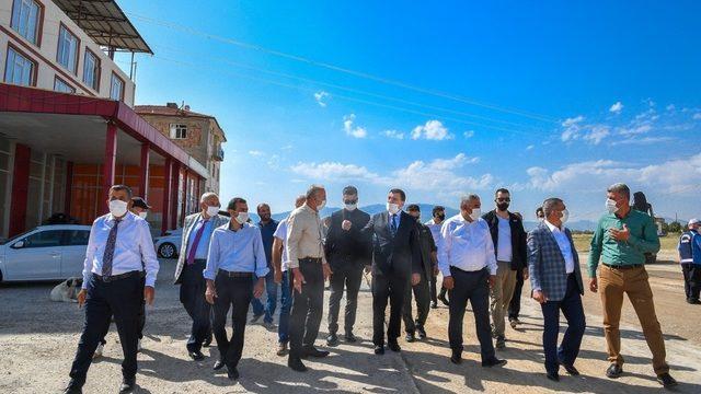 Dilek Caddesinde genişletme ve asfaltlama çalışmalarına başlandı