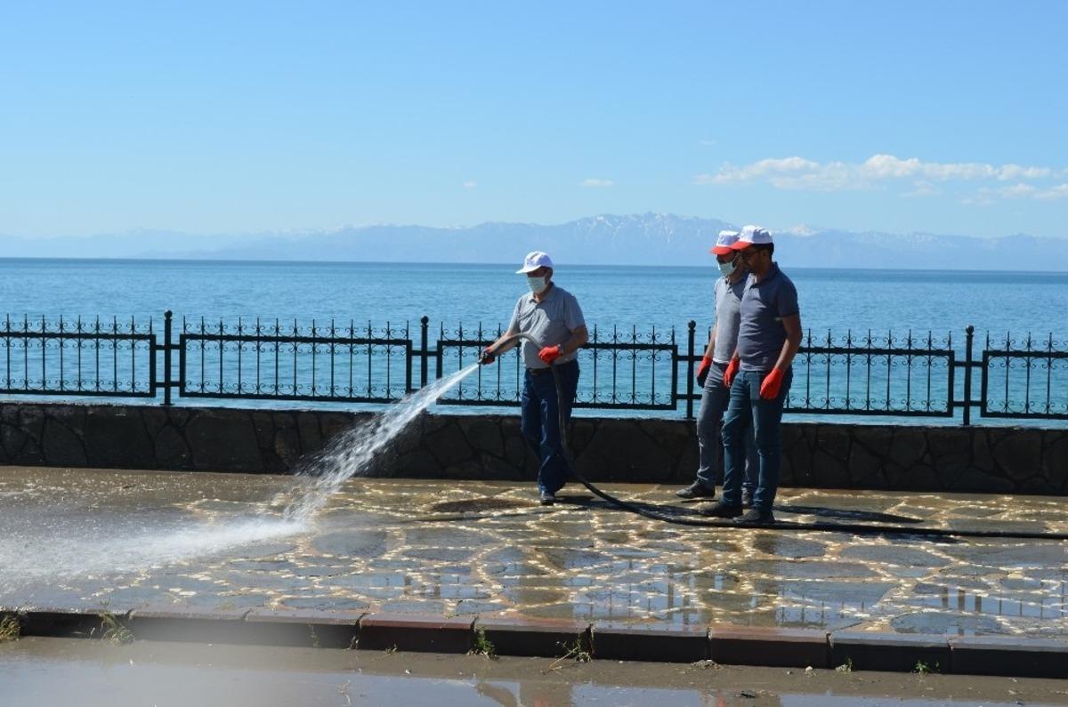Adilcevaz Belediyesi ekipleri Van G&ouml;l&uuml; sahilini temizledi