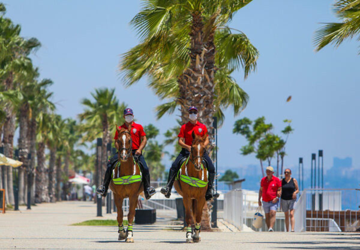 Konyaaltı Sahili'nde şaşırtan manzara! Bakan bir daha baktı